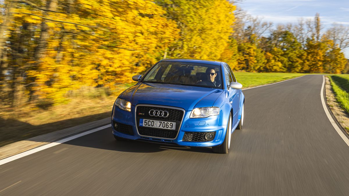 Supersedan Audi RS4 má atmosférický osmiválec, manuál a je z doby, kdy se vyráběly skvělá auta. A nestojí moc